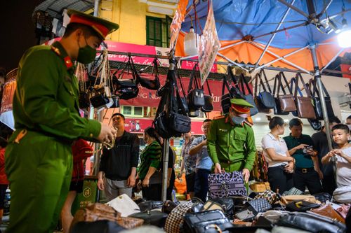 Thu giữ hàng trăm túi xách, giầy thể thao 'hàng hiệu' giá chưa đến 200.000 đồng tại chợ đêm phố cổ