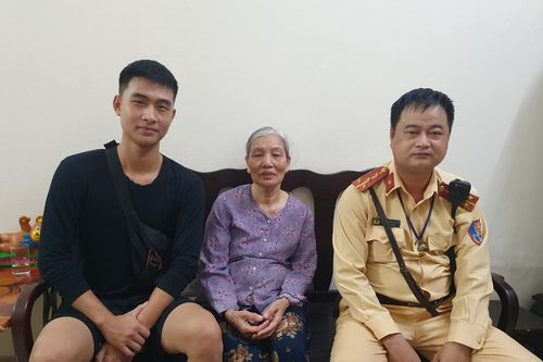 Hình ảnh đẹp người cảnh sát giao thông, đưa bà cụ đi lạc về với gia đình