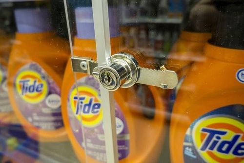 Trước mùa mua sắm, các cửa hàng Mỹ lắp thêm khóa, camera chống trộm