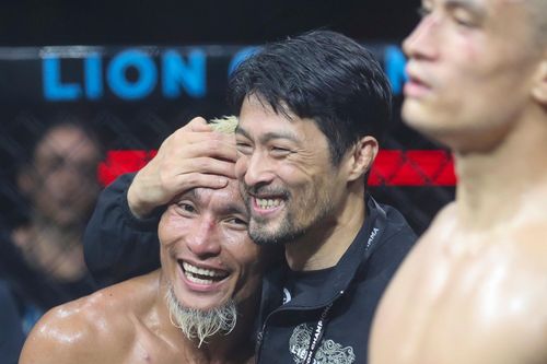 Johnny Trí Nguyễn được học trò quỳ gối cám ơn tại giải MMA
