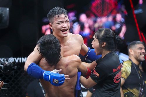 Duy Nhất nhấc bổng đối thủ để ăn mừng sau lần đầu vô địch MMA