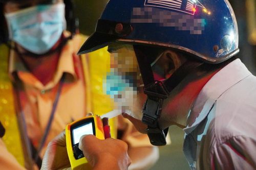 Uống 4 lon bia, tài xế ở TP.HCM bị CSGT phạt kịch khung
