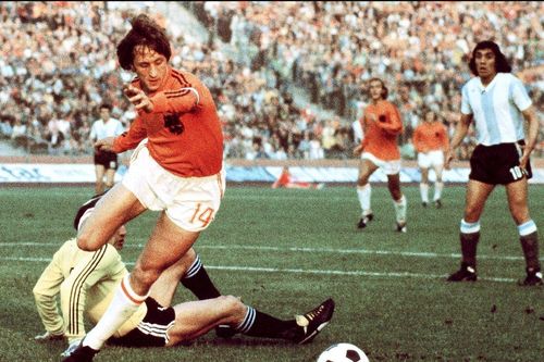 Bị dí súng vào đầu, huyền thoại Hà Lan từ bỏ giấc mơ vô địch World Cup