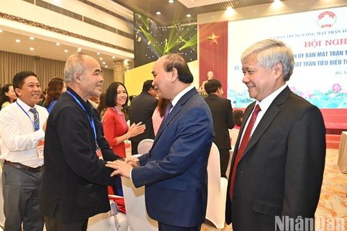 Chủ tịch nước Nguyễn Xuân Phúc dự Hội nghị biểu dương cán bộ Mặt trận Tổ quốc tiêu biểu toàn quốc