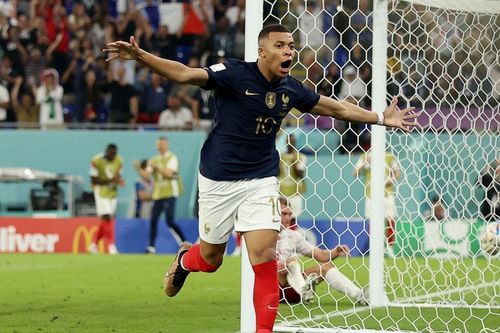 Tiền đạo Kylian Mbappe lập cú đúp đưa Pháp vào vòng 1/8
