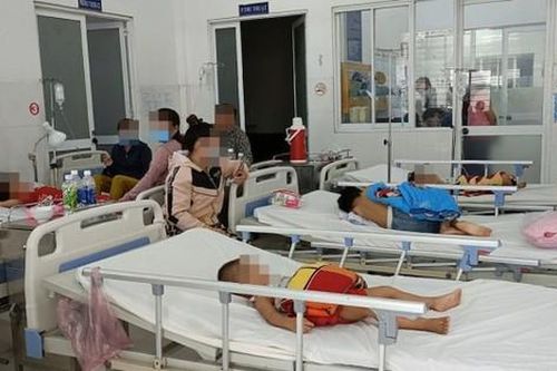 Tây Ninh: Nhiều học sinh nhập viện do ăn sáng trước cổng trường