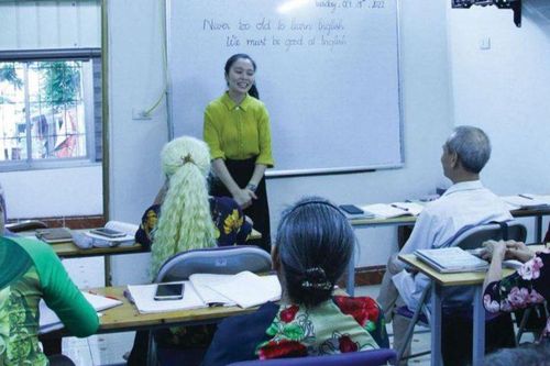 Lớp học tiếng Anh 'vỡ lòng' của những học viên… tóc bạc, da mồi