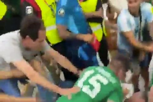 cổ động viên Argentina và Mexico làm điều đáng lên án trên khán đài