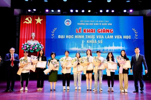 Trường ĐH Kinh tế Quốc dân đón 599 tân sinh viên hình thức vừa làm vừa học