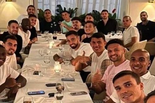 Cristiano Ronaldo chi tiền mời đồng đội ăn mừng sau trận Bồ Đào Nha thắng Ghana