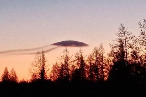 'Vật thể lạ' giống UFO được nhìn thấy bay trên bầu trời của Nga