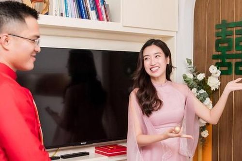 Hoa hậu Ngọc Hân ngồi xe mui trần cổ trong lễ rước dâu