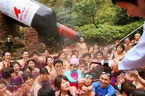 Thú vui tắm rượu vang đắt đỏ hút khách ở Nhật