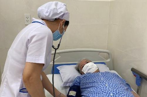 Cụ bà 93 tuổi bất ngờ ra máu âm đạo kéo dài, phải cắt tử cung