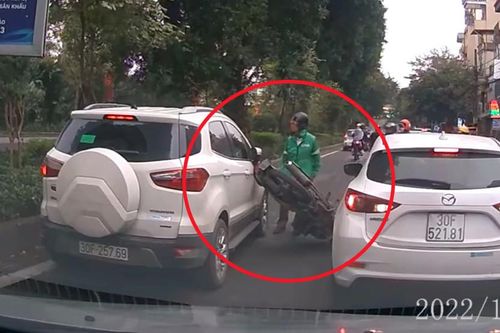 Nóng trên đường: Kiểu đi luồn lách như diễn xiếc của xe máy và cái kết siêu dị