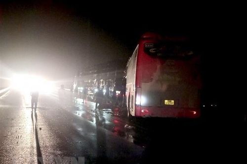 Xe khách đâm xe tải trên cao tốc Nội Bài-Lào Cai, 7 người thương vong