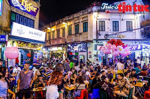 Phố Tạ Hiện tấp nập du khách cuồng nhiệt cổ vũ World Cup 2022