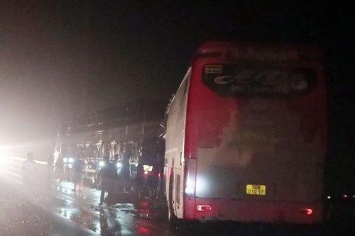 2 ô tô va chạm khủng khiếp trên cao tốc, 2 người chết, 5 người bị thương