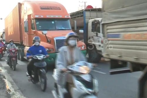 Quốc lộ 1A ngày càng chật chội