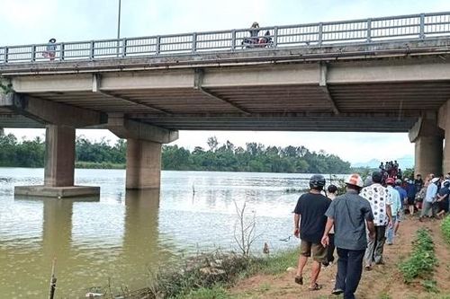 Bàng hoàng phát hiện thi thể nữ sinh lớp 9 trên sông Bồ