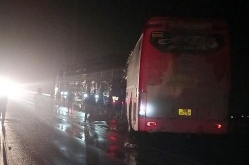 Xe khách đâm đuôi đầu kéo, tài xế và phụ xe tử vong