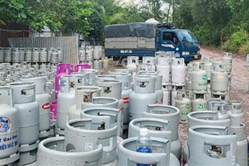 Cơ sở sang chiết gas lậu quy mô lớn núp bóng trong bãi đậu xe