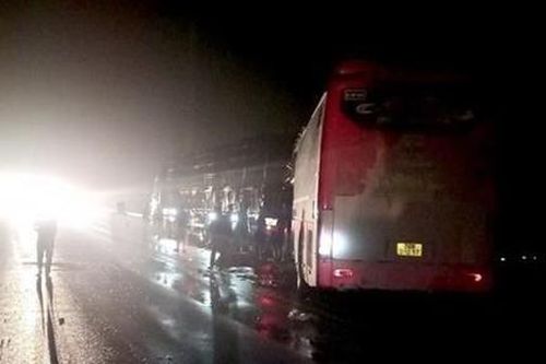 Xe khách 'dồn toa' xe tải trên cao tốc, 2 người chết, 5 người bị thương