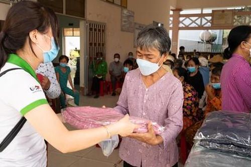 Khám bệnh và tặng quà cho người dân khó khăn tỉnh Trà Vinh