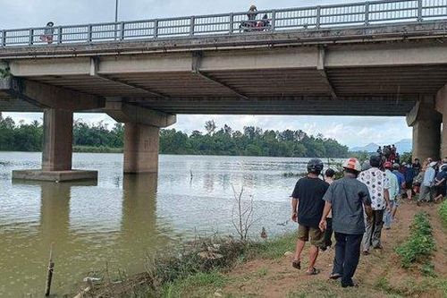 Thông tin mới vụ nữ sinh bỏ lại xe và dép ở trên cầu rồi mất tích