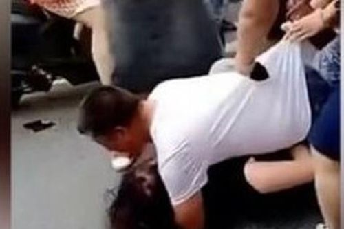 Hùng hổ đi đánh ghen, vợ bất lực khi chồng che chắn cho nhân tình