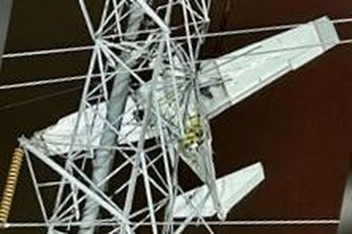 Máy bay lao vào cột điện ở Mỹ, phi công sống sót thần kỳ