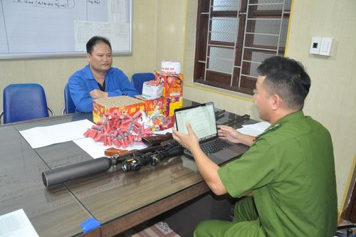 Khám nhà gã đàn ông lộ hàng loạt súng đạn và pháo nổ