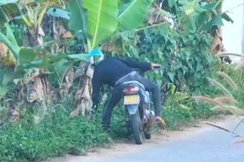 Khởi tố người ném ma túy phi tang, tông thẳng xe vào công an