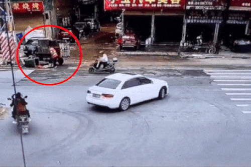 Hai ôtô va chạm, người phụ nữ Trung Quốc thoát chết trong gang tấc