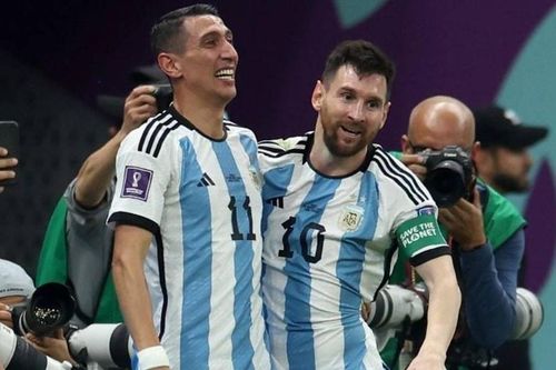 Di Maria: Tôi ném cho Messi cục đất nhưng cậu ấy vẫn lập siêu phẩm