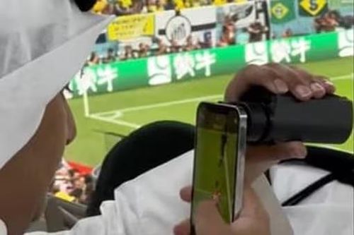 Cổ động viên gây sốt ở World Cup vì tự chế VAR