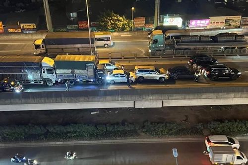 6 xe tông liên hoàn, đường vành đai 3 trên cao kẹt cứng