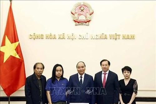Chủ tịch nước Nguyễn Xuân Phúc gặp mặt, biểu dương tài năng trẻ trong lĩnh vực văn học
