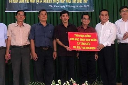 Tặng 150 học bổng cho học sinh nghèo xã Tân Kiều, huyện Tháp Mười, tỉnh Ðồng Tháp