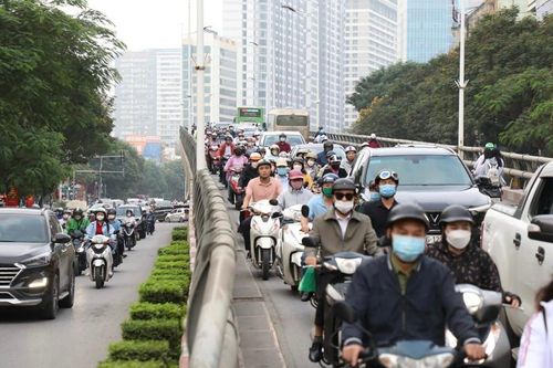 Biển cấm, xe máy vẫn đi trên cầu vượt Lê Văn Lương - Láng Hạ