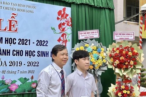 Nam sinh Bình Phước rinh giải thưởng quốc tế về Tin học