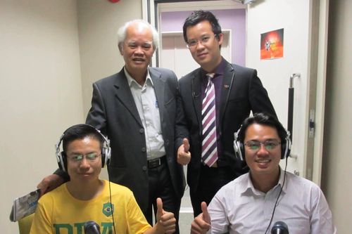 Bình luận viên Đình Khải say nghề 'vẽ' trận bóng bằng ngôn ngữ
