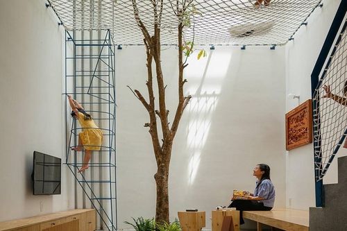 Ngôi nhà ống 5 tầng vỏn vẹn trong 40m2 thiết kế để hai con nhỏ thỏa sức sáng tạo