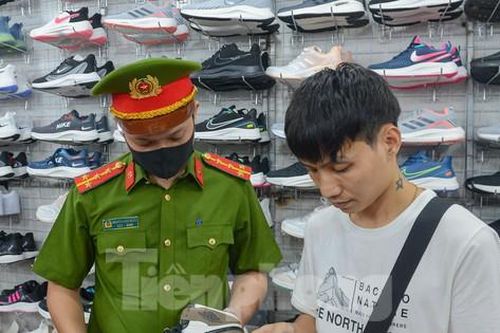 'Hàng hiệu 200k', giày Nike vài trăm nghìn đồng tại chợ đêm phố đi bộ Hà Nội