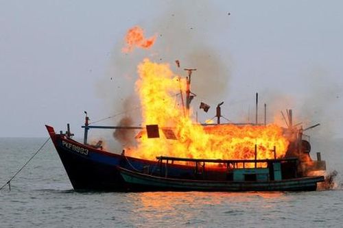 Tàu cá bất ngờ phát nổ khiến một ngư dân mất tích, 2 người trọng thương