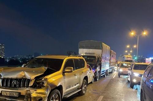6 xe ô tô 'dồn toa' tại đường Vành đai 3 trên cao