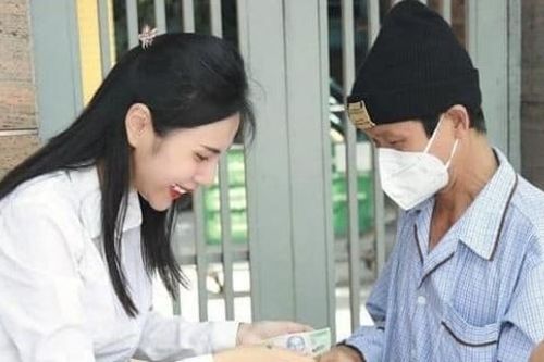 Ca sĩ Thủy Tiên đón tuổi mới với hành động ý nghĩa