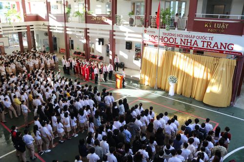 Hiệu trưởng và học sinh Ischool mặc niệm tưởng nhớ nam sinh qua đời