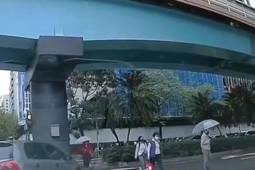 Cụ ông bực tức phang ô vào chiếc xe hơi không chịu nhường đường