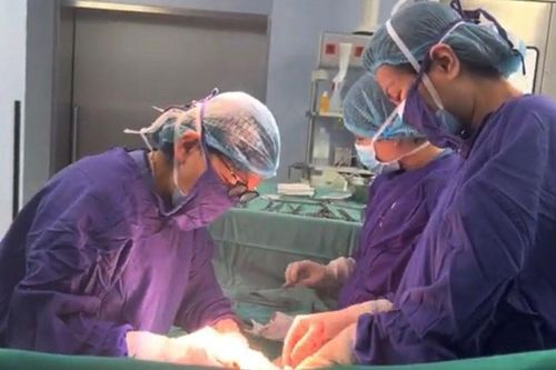 Hiếm gặp: 10 khối u bất thường trong ngực người phụ nữ trẻ